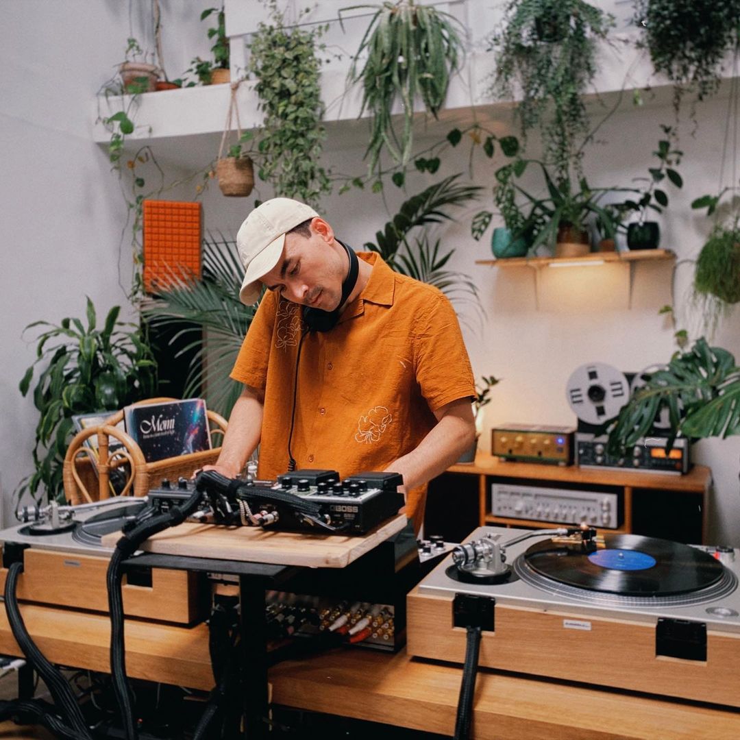 My Analog Journal: Hawaiian Grooves with Roger Bong - YouTube DJ set